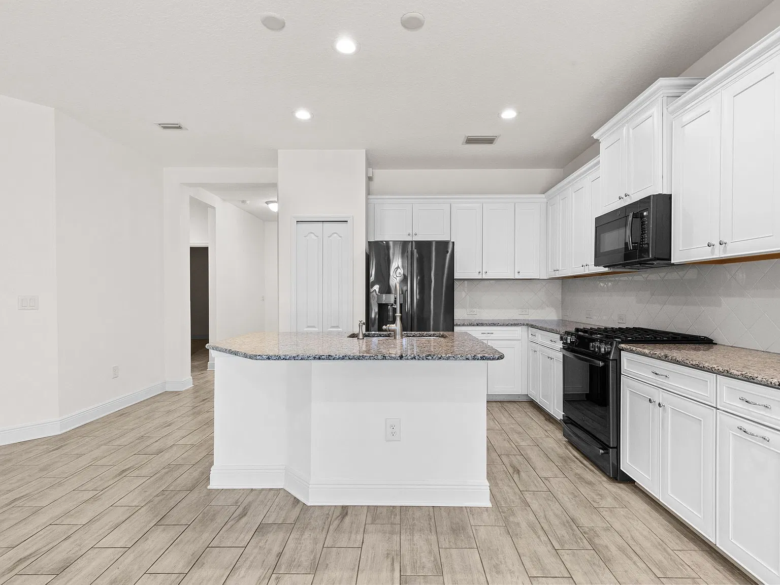 2 bed, 1525 sqft, $2,450 — Photo 4