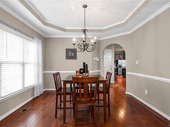 5th image of 242 Twin Crest Dr