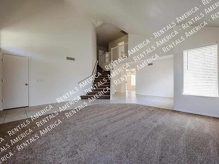 2361 W Myrtle Dr — Photo 3