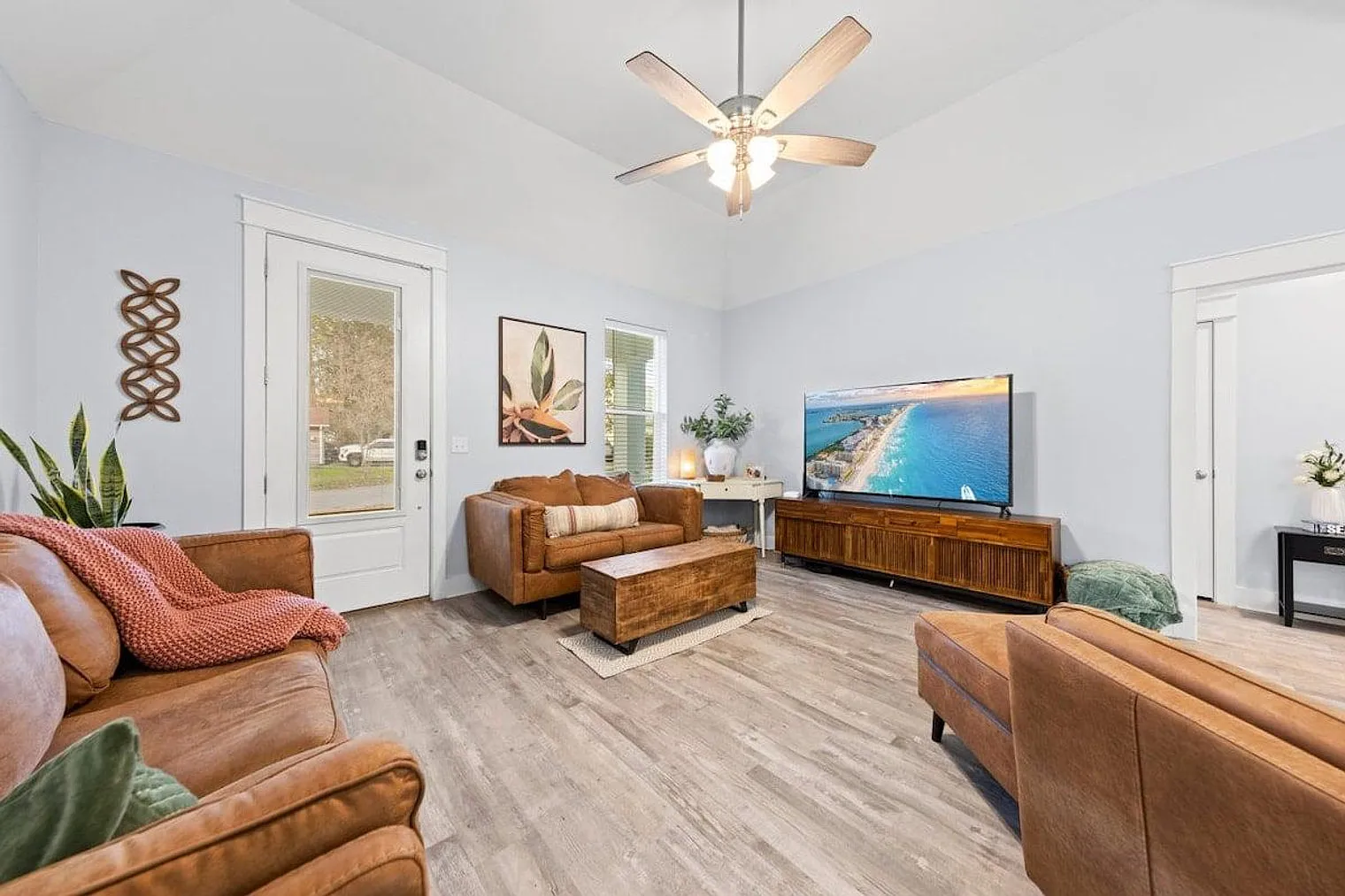 3 bed, 2.0 bath, 1431 sqft, $2,954 — Photo 3