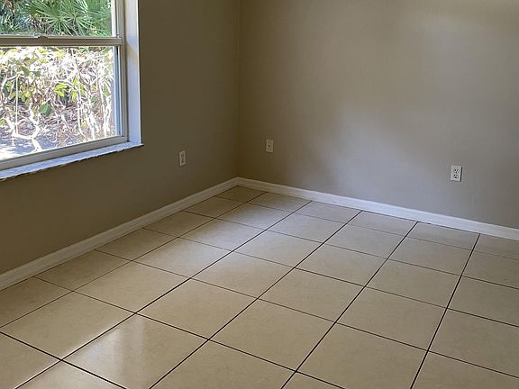 5th image of 5 Braddock Ln #A