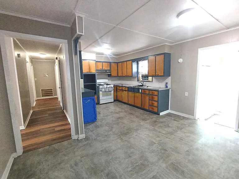 809 Thomas St — Photo 3
