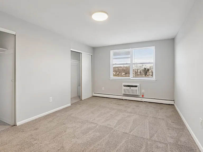 Oakland Terrace Apartments — Photo 11
