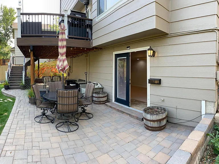 2046 Dailey Ln — Photo 2