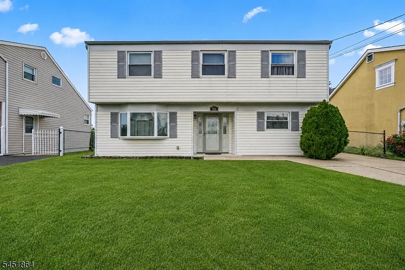 4 bed, 2.0 bath, 1425 sqft, $3,875 — Photo 1