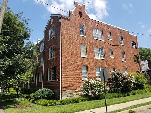 Charming building in the heart of Del Ray!