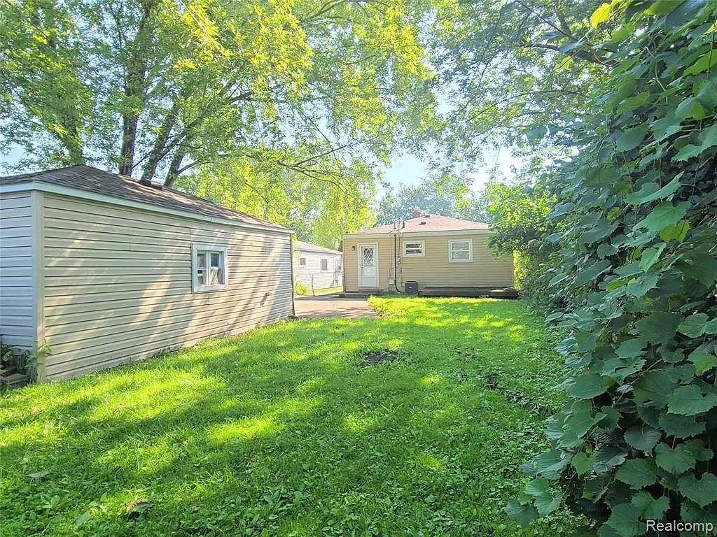 3 bed, 971 sqft, $1,350 — Photo 2