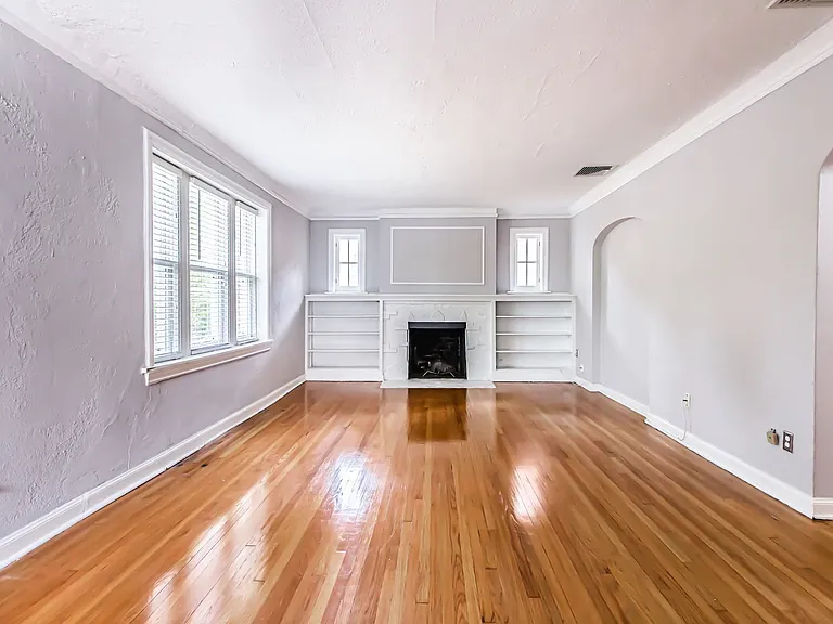 (292) 7366 Pershing — Photo 5