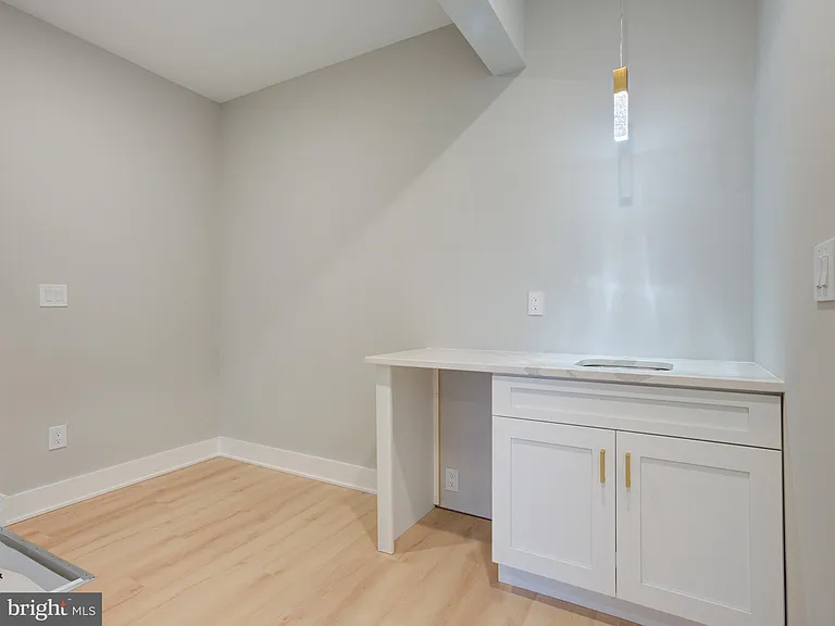 1933 N Leithgow St #35-1 — Photo 11