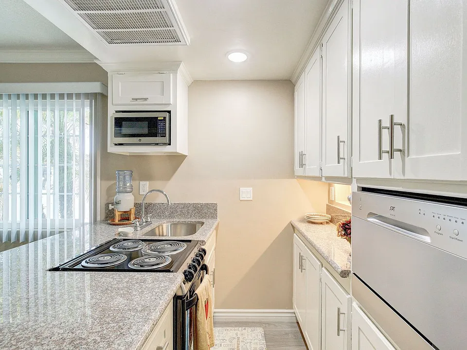 812 W Huntington Dr
