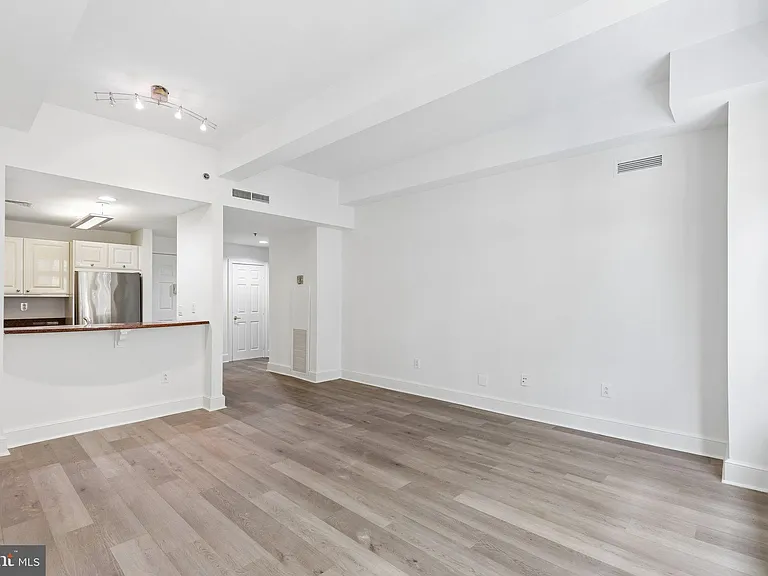 1500 Chestnut St #8G — Photo 3