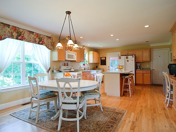 4th image of 24 Candlewood Ct