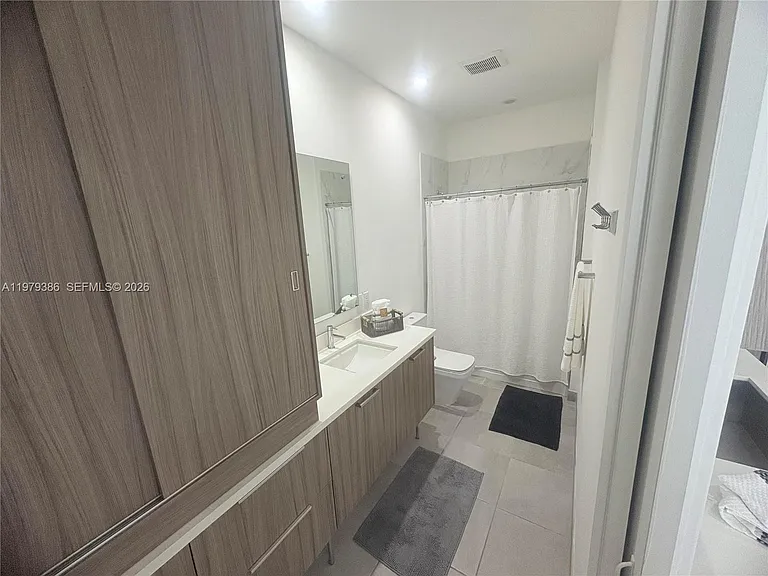 1045 NE 18th Ave #304 — Photo 15