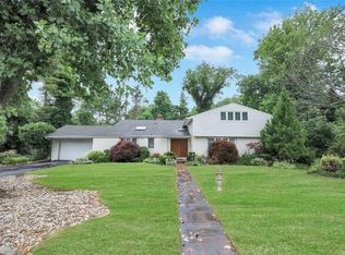 75 Meadow Woods Rd, Great Neck, NY 11020