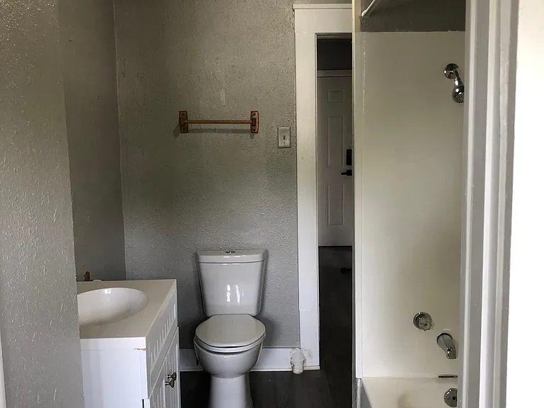 917 W Iowa Ave #C — Photo 10