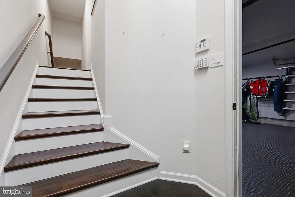 3 bed, 1.5 bath, 2400 sqft, $3,900 — Photo 4