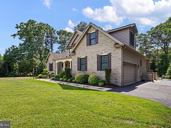3rd image of 18093 White Oak Dr