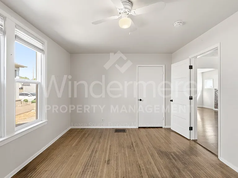 914 E Indiana Ave — Photo 12