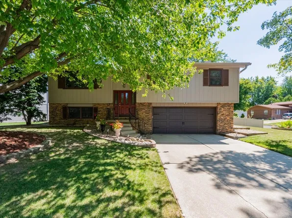 2901 Mockingbird Ln, Bloomington, IL 61704