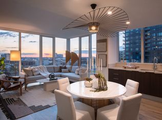 220 W Hill St #2013, Chicago, IL 60610