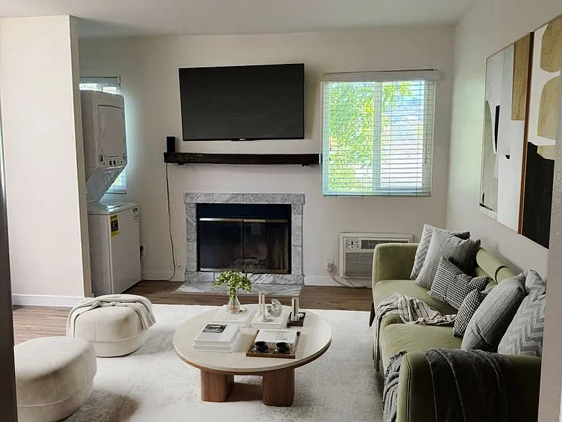 2 bed, 650 sqft, $2,300 — Photo 1