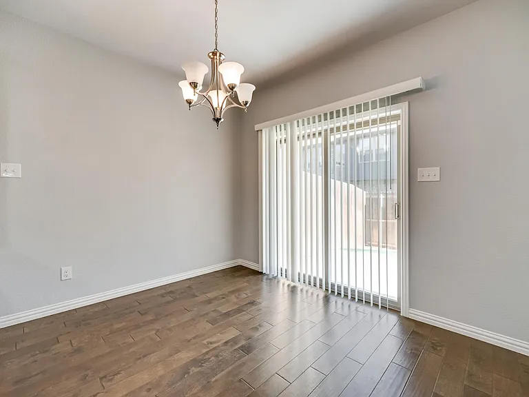 916 Brookville Ct — Photo 11