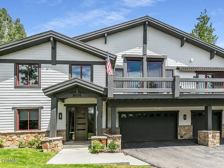 8974 N Sackett Dr — Photo 40