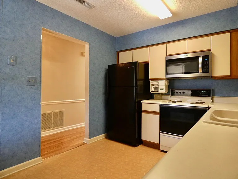 804 Abbey Cir — Photo 12