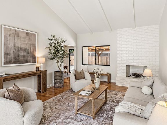 4th image of 809 Runningwood Cir