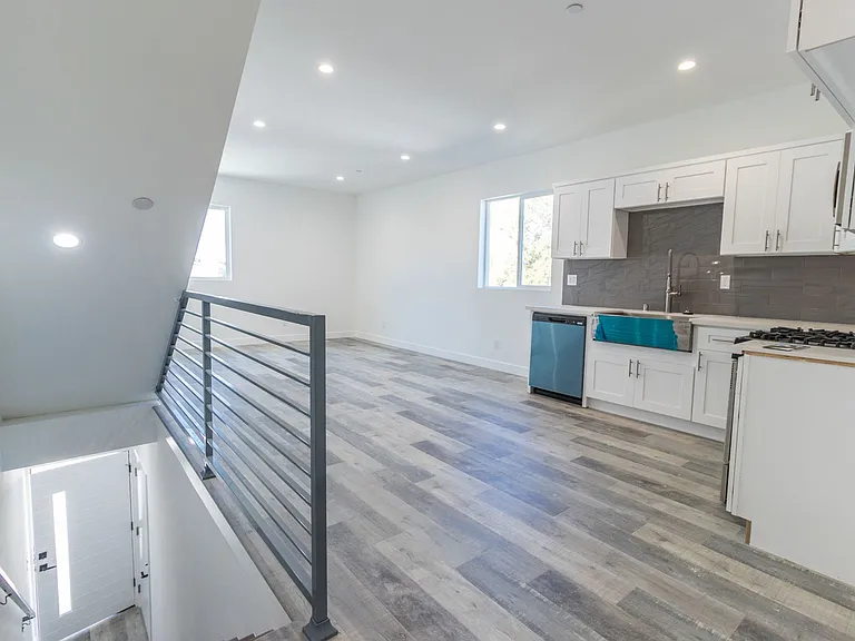 5142 Riverton Ave — Photo 7
