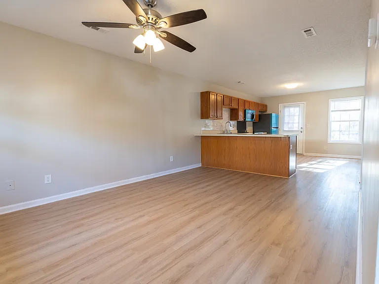 225 Springfield Cir #B — Photo 2