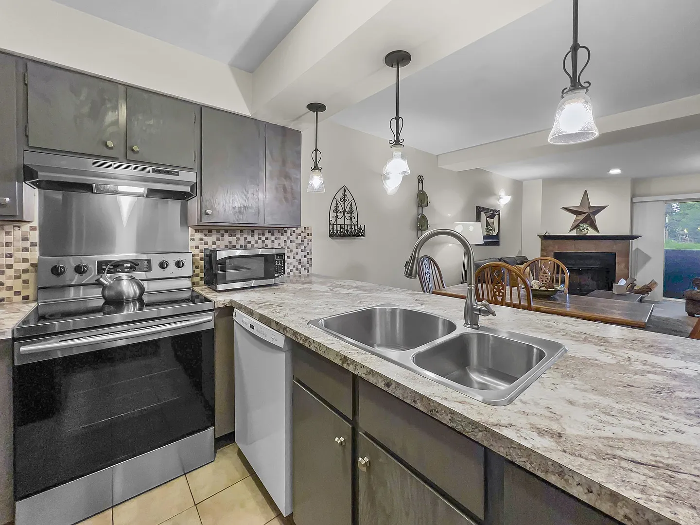 2 bed, 887 sqft, $3,600 — Photo 2