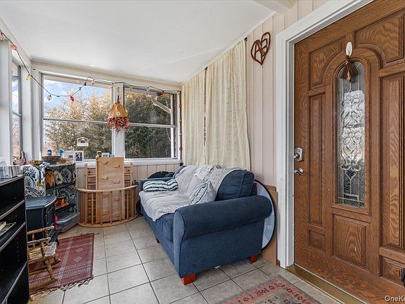 5th image of 42 Moriches Drive