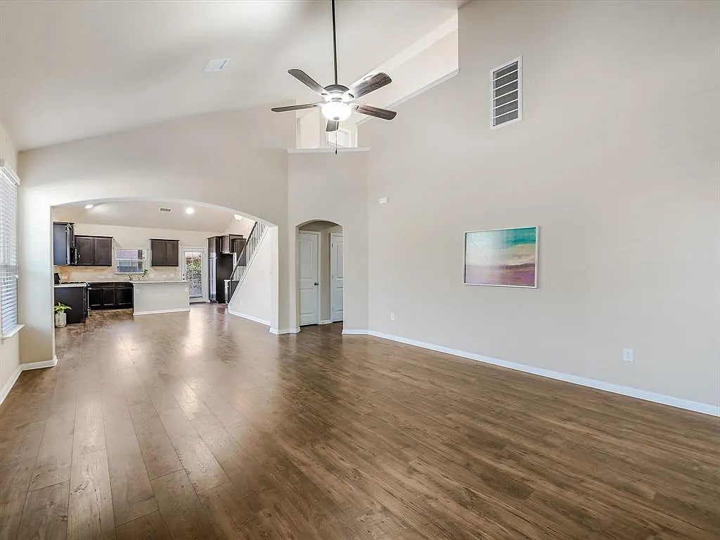 4 bed, 3.0 bath, 2749 sqft, $2,600 — Photo 2