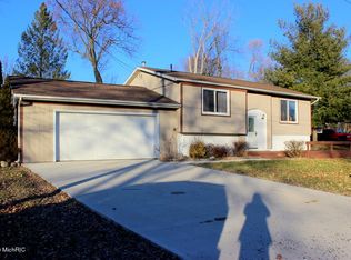 414 Austin Dr, Jonesville, MI 49250