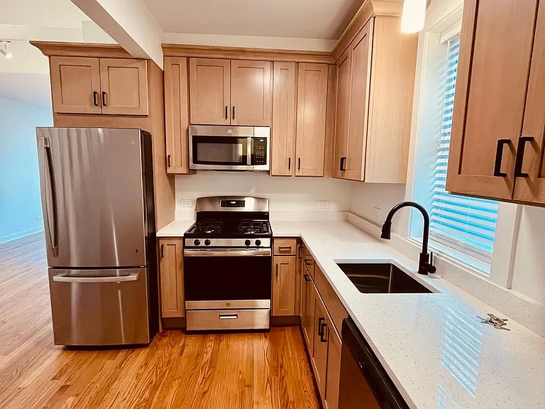 2306 N Hoyne Ave — Photo 1