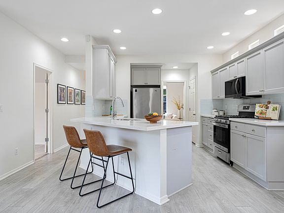 4th image of 1741 12th Ave NE
