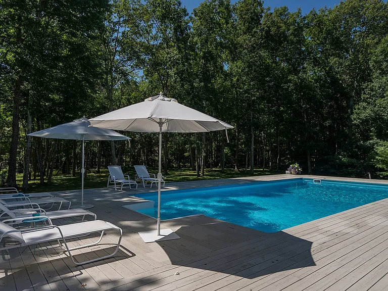 39 Fresh Pond Rd — Photo 2