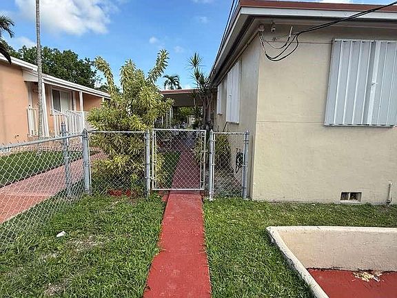 4th image of 1140 SW 9th St #2