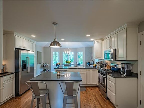 5th image of 87 Hoodridge Dr