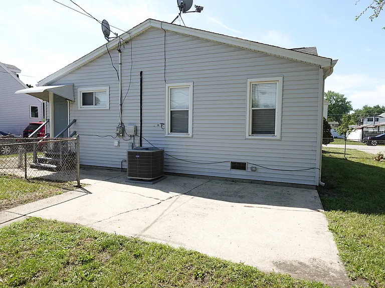 5834 W 89th Pl — Photo 3