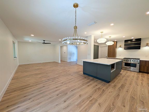 3rd image of 6 Stafford Cir