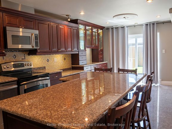 5th image of 349 Adelaide Ave W Unit 1