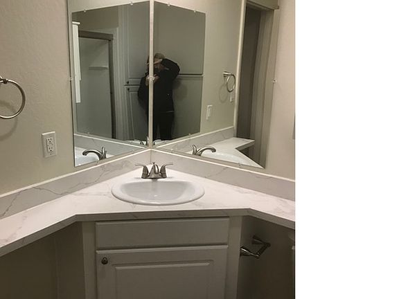 3rd image of 1400 Creekside Dr APT 4