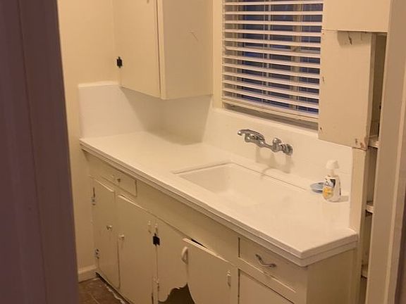 4th image of 527-531 N Fresno St #101