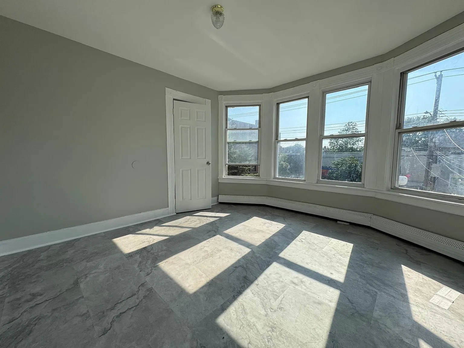 7 bed, 1500 sqft, $5,195 — Photo 3