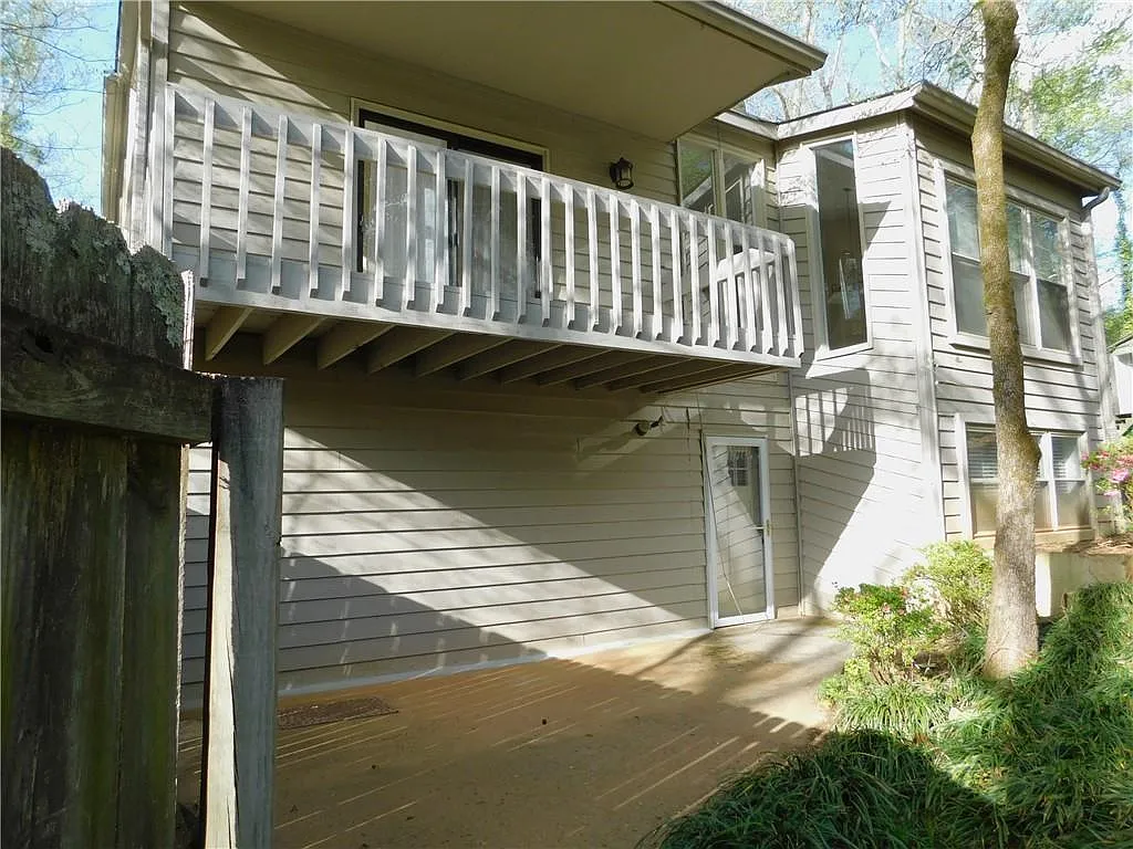 5 bed, 2.5 bath, 2820 sqft, $2,990 — Photo 3