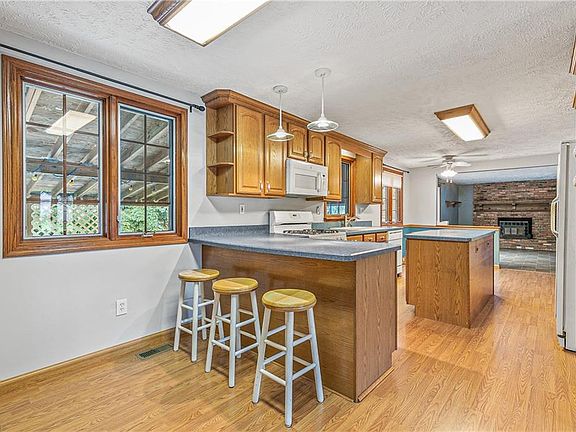 3rd image of 42 N Lakehurst Dr