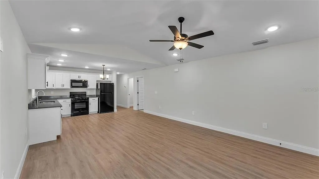 3 bed, 2.0 bath, 1484 sqft, $2,300 — Photo 3