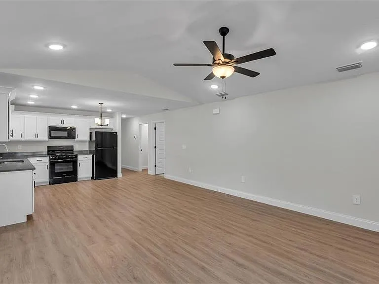 1246 Dorothy St — Photo 3